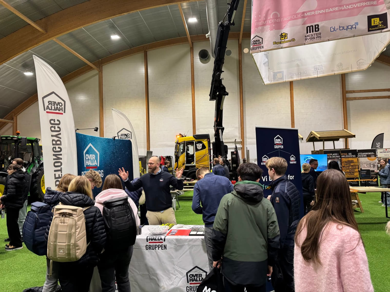 Elever samlet rundt en bedriftsstand i hallen